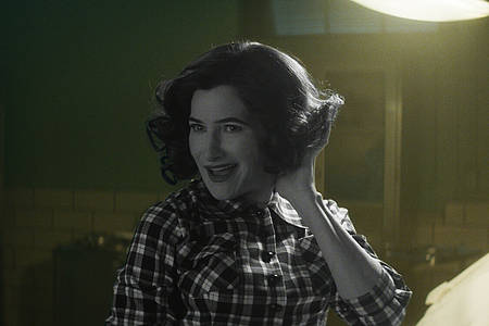 Die Hexe Agatha in schwarz weißem 60's-Look grinst - Agatha All Along auf Disney+.