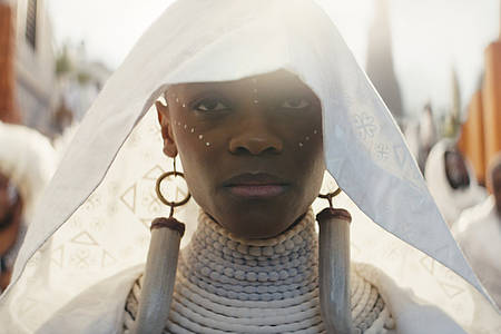 Hautprotagonistin Shuri in einer weißen Robe