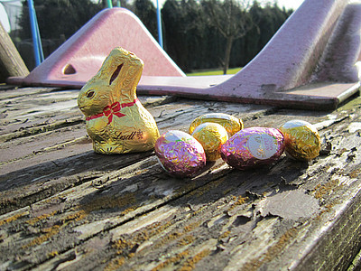 Osterhase mit Eiern