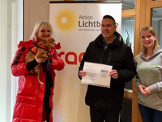 Martin Brandau vor der Aktion Lichtblicke Spendenwand