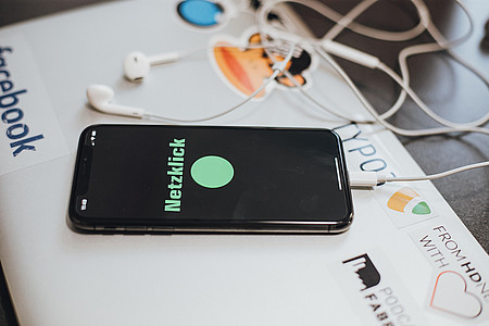 Smartphone mit geöffnetem Netzklick