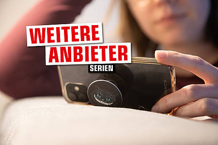 Frau schaut etwas auf dem Smartphone