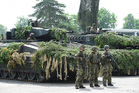 Soldaten vor einem Panzer
