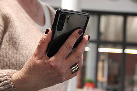 Frau hält Android-Smartphone