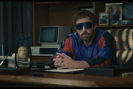Ben Affleck sitzt in seiner Rolle als Nike Chef in Sonnenbrille hinter einem Schreibtisch.