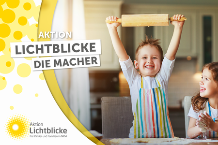 Kind reckt Kuchenrolle beim Backen fröhlich in die Höhe.