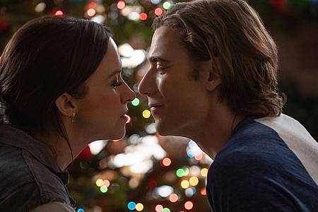 Kathy und Jack küssen sich vor einem geschmückten Weihnachtsbaum - Hot Frosty auf Netflix.